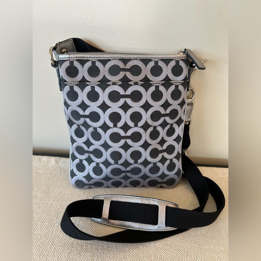 Coach Julia Op Art Swing Pack in Black & Silver w Fuchsia Lining - Picture 2 of 10